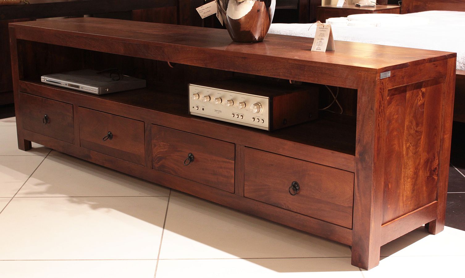 Jak wybrać szafkę RTV z drewna? Poradnik 2025 – styl loft, industrial, boho i skandynawski